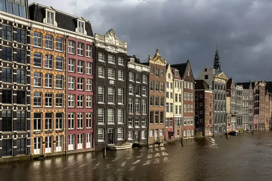 Grachtenpanden aan het Damrak in Amsterdam